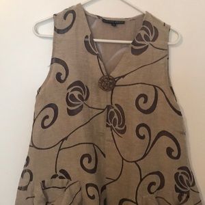 Mirror image sleeveless top. RN 92771.  Great!